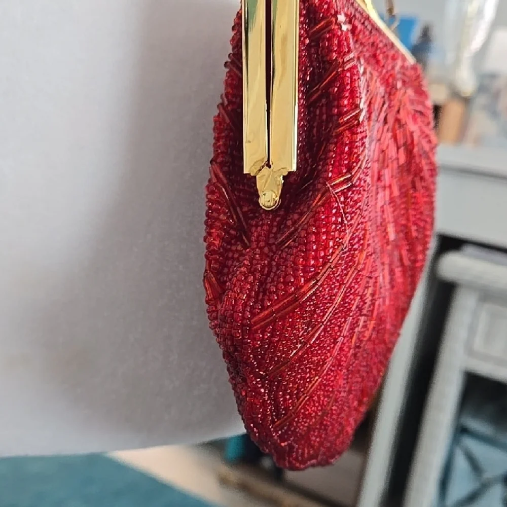 Red vintage beaded Clamshell purse - Picture 4 of 12